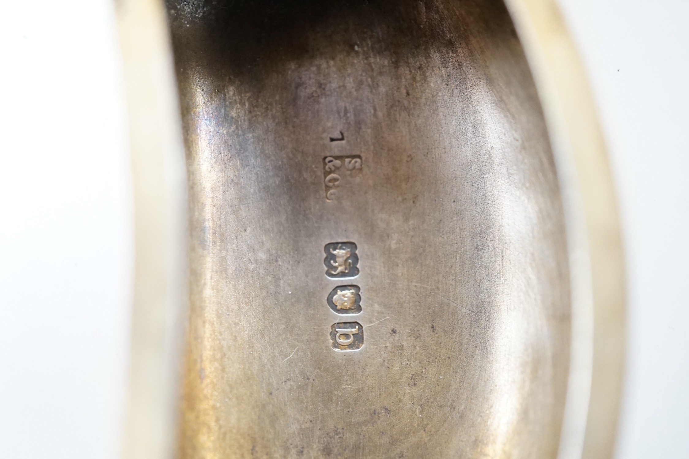 A late Victorian silver kidney shaped snuff box, by Sampson Mordan & Co, London, 1897, 69mm.